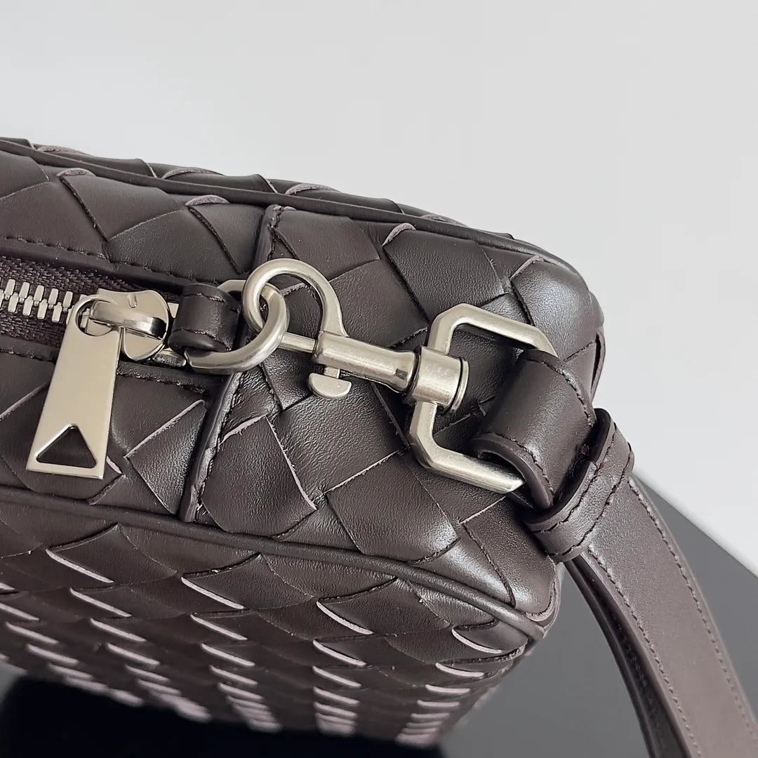 Batch 1660 BOTTEGA VENETA new men's INTRECCIATO woven wristband clutch bag. This is a clutch bag that can be hung on the wrist. It is more portable than other clutch bags. It can also hold some daily necessities. It is small and does not take up space to carry with you. The cow leather is durable and rich in texture. The classic weave is low-key and high-end. There are six card slots inside, which is very suitable for storing various cards such as ID cards and driver's licenses when traveling✈️ Style number: 777390 Size: 25*15*6.5cm